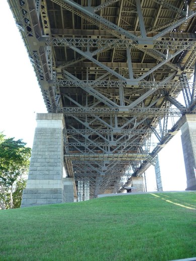 Sydney, trávník pod mostem Harbour Bridge. Trávník je možné udržet v obstojné kondici i na místech, kde není zavlažován a ani není vystaven účinku dešťových srážek.
