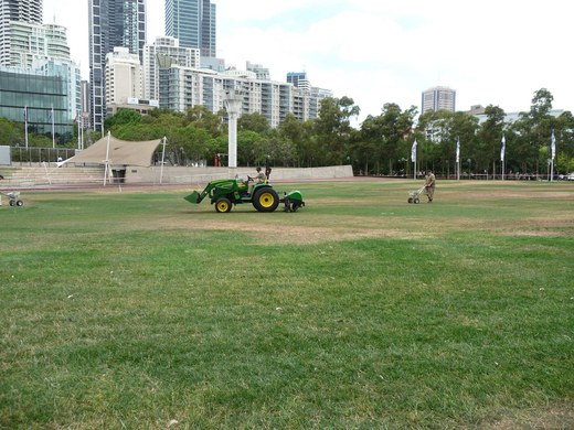 Sydney, aerifikace a dosev trávníku společenského centra po skončení programu. O velmi často zatěžovaný trávník ve středu města údržba městské zeleně pravidelně pečuje.