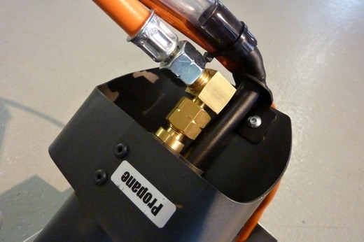Propan P5 - InfraWeeder, detail napojení plynové hadice k hořáku