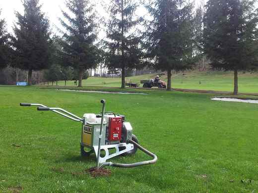 Hubení krtka obecného na golfovém hřišti
