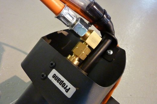 Junior propan P5 - InfraWeeder, detail napojení plynové hadice k hořáku