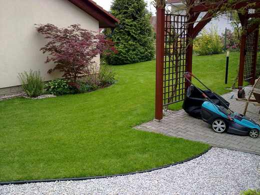 Na svahy a obtížně sekatelná místa používejte lehké sekačky