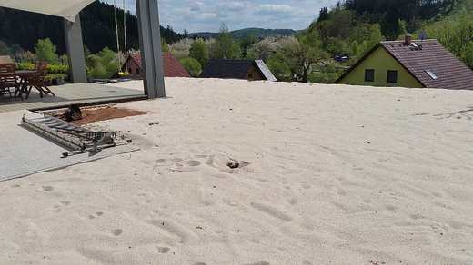 Plocha se 7 cm vrstvou písku před kultivací.jpeg
