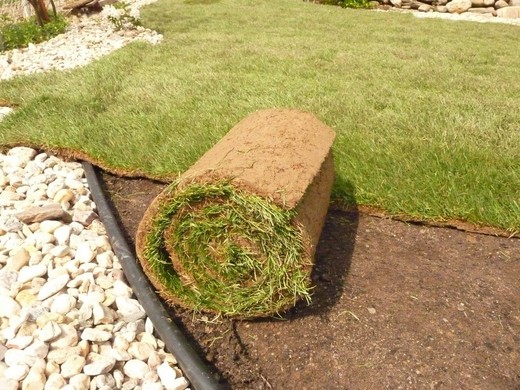 Pokládání trávníkového koberce