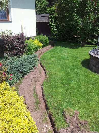 Rýha pro obrubník Garden Diamond před položením obrubníku
