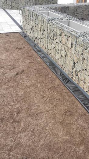 PVC obrubník - separační prvek zabraňující zapadání substrátu mezi kameny v gabionu