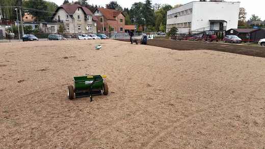 Výsev a překrytí naseté směsi substrátem.jpg
